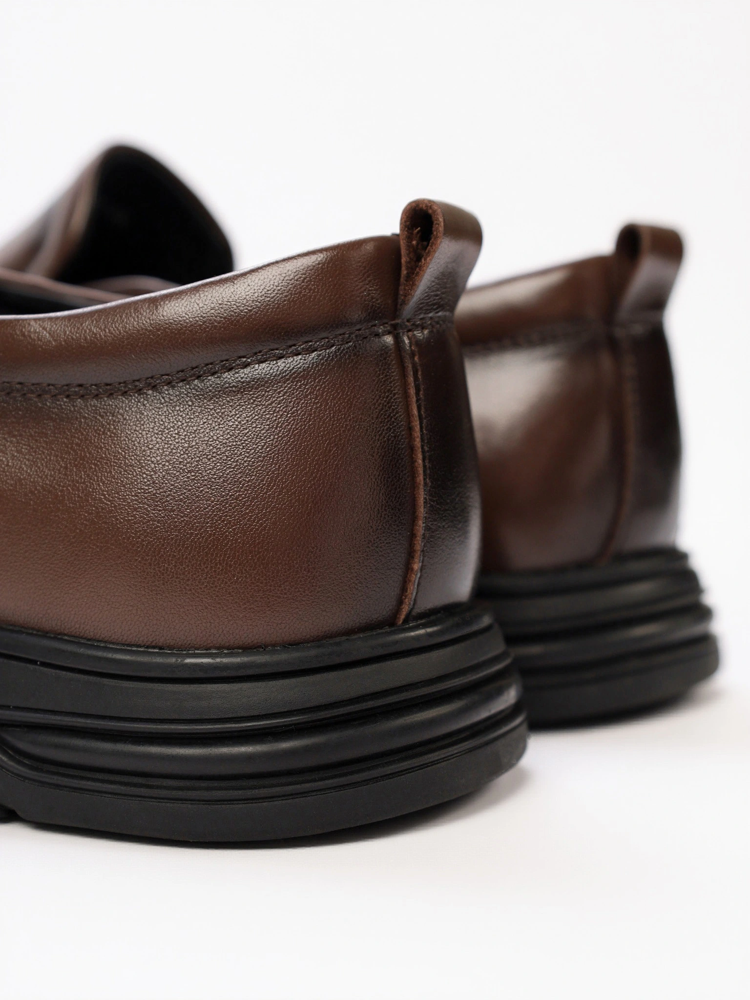 Туфли коричневого цвета с эластичными вставками